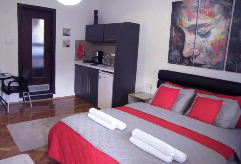 استودیو استاندارد با بالکن, The House Apartments & Guest Rooms