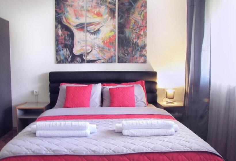 استودیو استاندارد با بالکن, The House Apartments & Guest Rooms