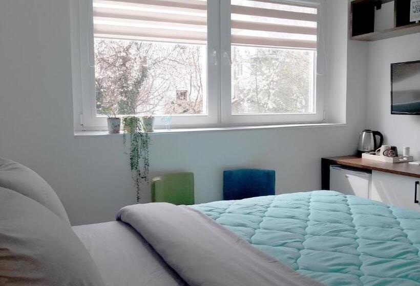 استودیو استاندارد با چشم‌انداز باغ, The House Apartments & Guest Rooms