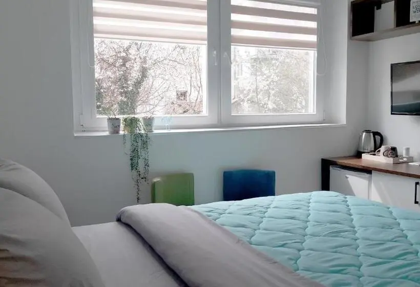 استودیو استاندارد با چشم‌انداز باغ, The House Apartments & Guest Rooms
