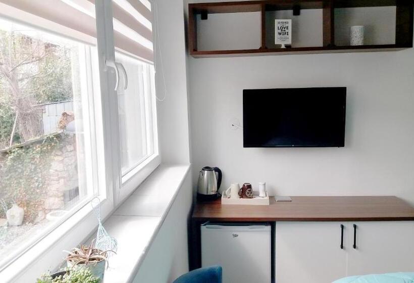 استودیو استاندارد با چشم‌انداز باغ, The House Apartments & Guest Rooms