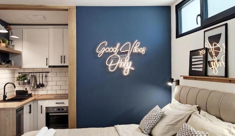 استودیوی استاندارد, The House Apartments & Guest Rooms