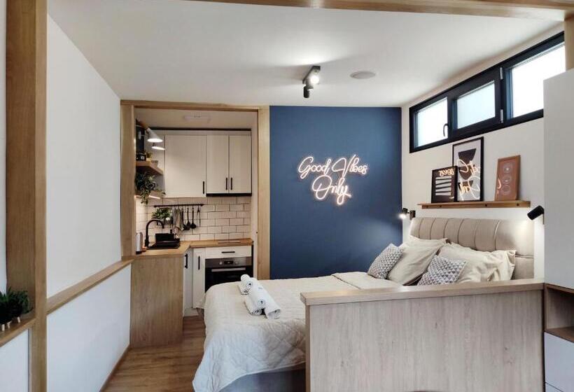 استودیوی استاندارد, The House Apartments & Guest Rooms