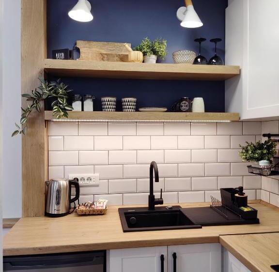 استودیوی استاندارد, The House Apartments & Guest Rooms