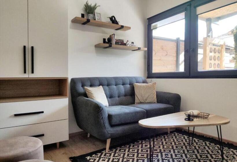 استودیوی استاندارد, The House Apartments & Guest Rooms