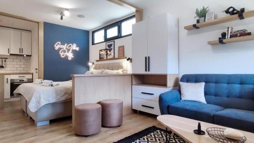 استودیوی استاندارد, The House Apartments & Guest Rooms