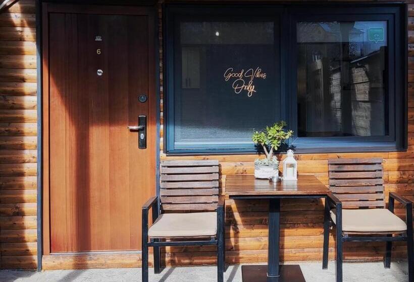 استودیوی استاندارد, The House Apartments & Guest Rooms