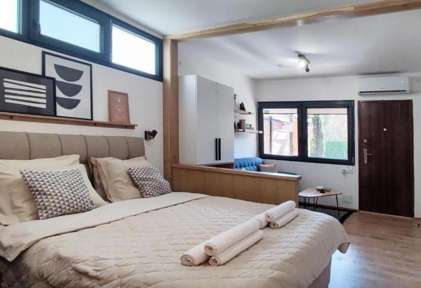 استودیوی استاندارد, The House Apartments & Guest Rooms