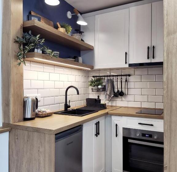 استودیوی استاندارد, The House Apartments & Guest Rooms