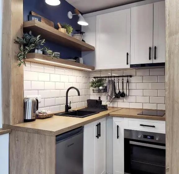 استودیوی استاندارد, The House Apartments & Guest Rooms