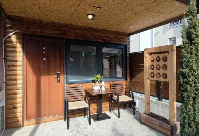 استودیوی استاندارد, The House Apartments & Guest Rooms