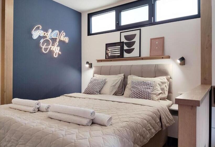 استودیوی استاندارد, The House Apartments & Guest Rooms