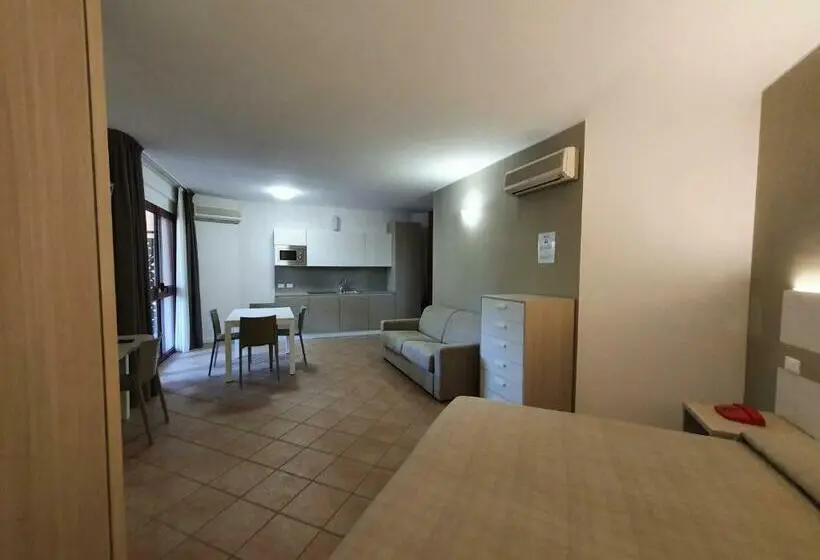 استودیوی استاندارد, Residence Crystal Palace