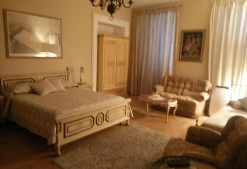 اتاق لوکس با تخت بزرگ, Torrebianca