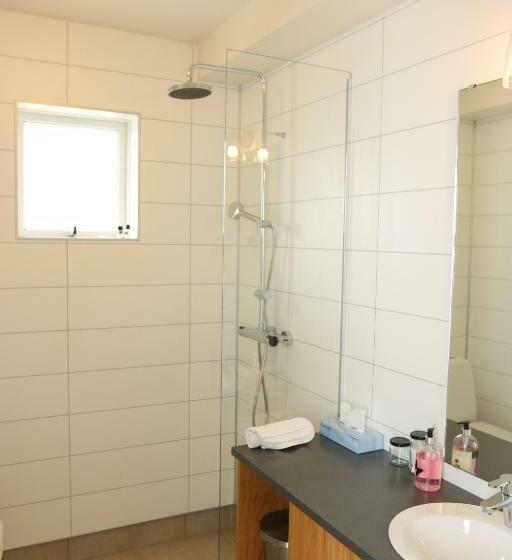 اتاق استاندارد سه تخته با سرویس بهداشتی مشترک, Framtid Hostel