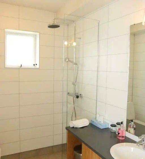 اتاق استاندارد سه تخته با سرویس بهداشتی مشترک, Framtid Hostel