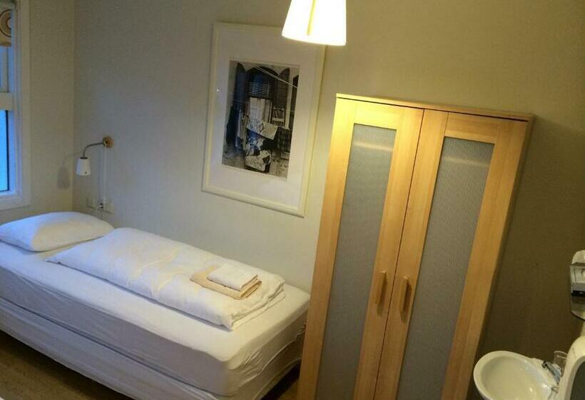 اتاق استاندارد سه تخته با سرویس بهداشتی مشترک, Framtid Hostel