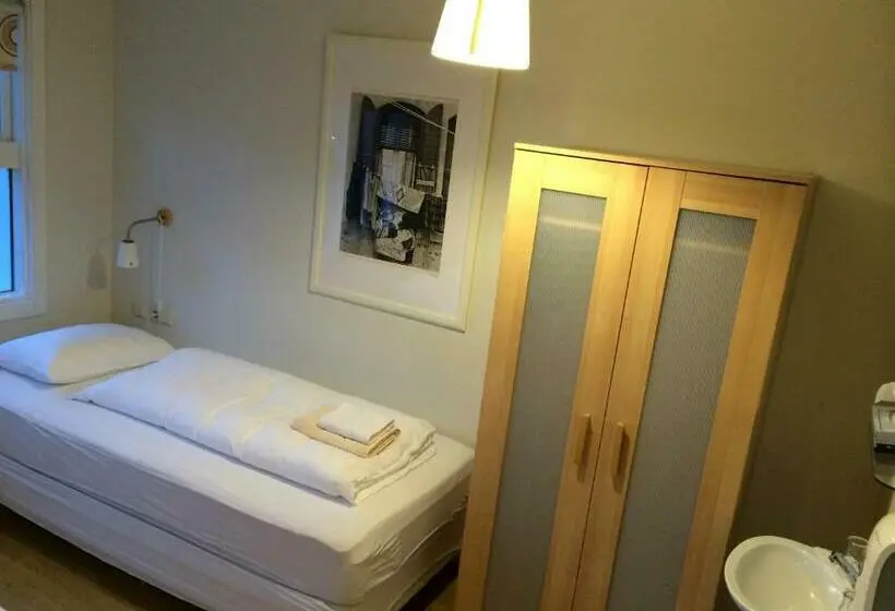 اتاق استاندارد سه تخته با سرویس بهداشتی مشترک, Framtid Hostel