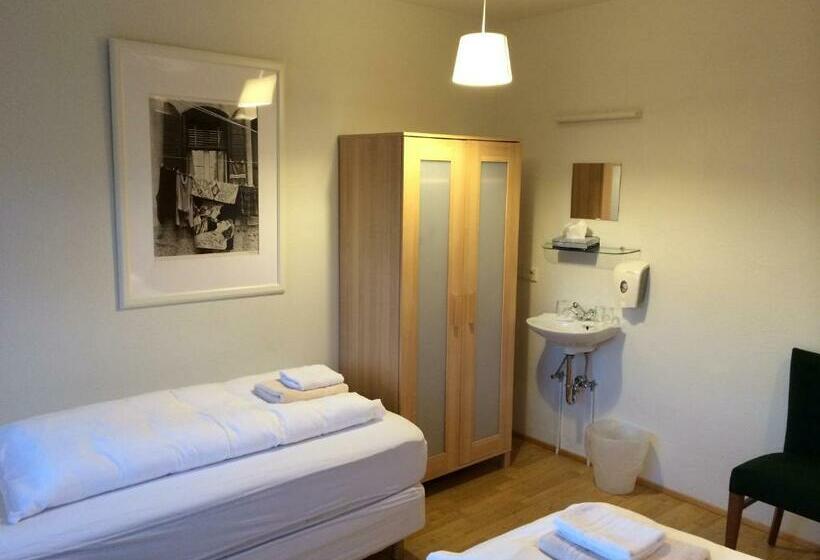 اتاق استاندارد سه تخته با سرویس بهداشتی مشترک, Framtid Hostel