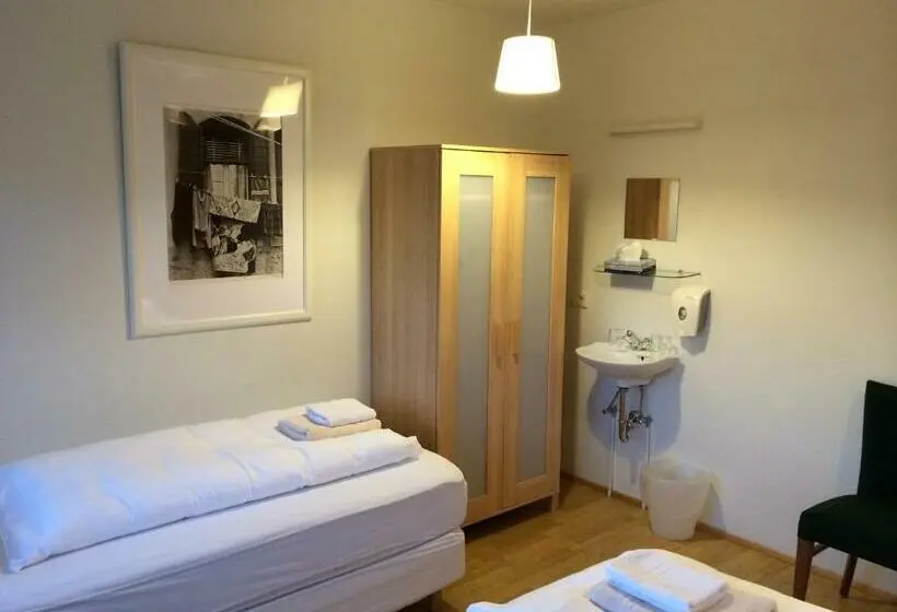 اتاق استاندارد سه تخته با سرویس بهداشتی مشترک, Framtid Hostel