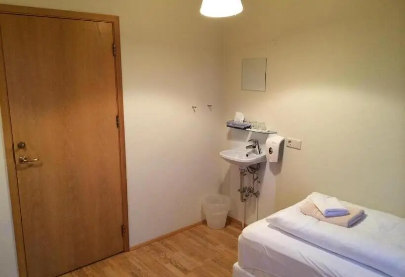 اتاق استاندارد با سرویس بهداشتی مشترک, Framtid Hostel