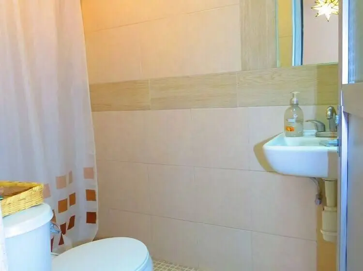 اتاق استاندارد با سرویس بهداشتی مشترک, La Catrina Hostel