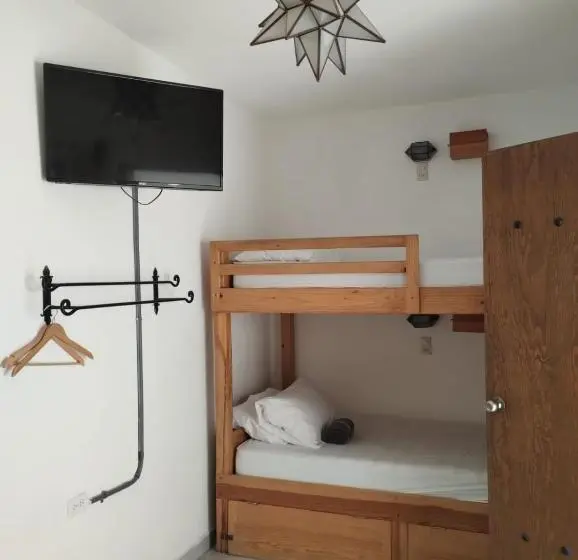 اتاق چهار تخته با دستشویی مشترک, La Catrina Hostel