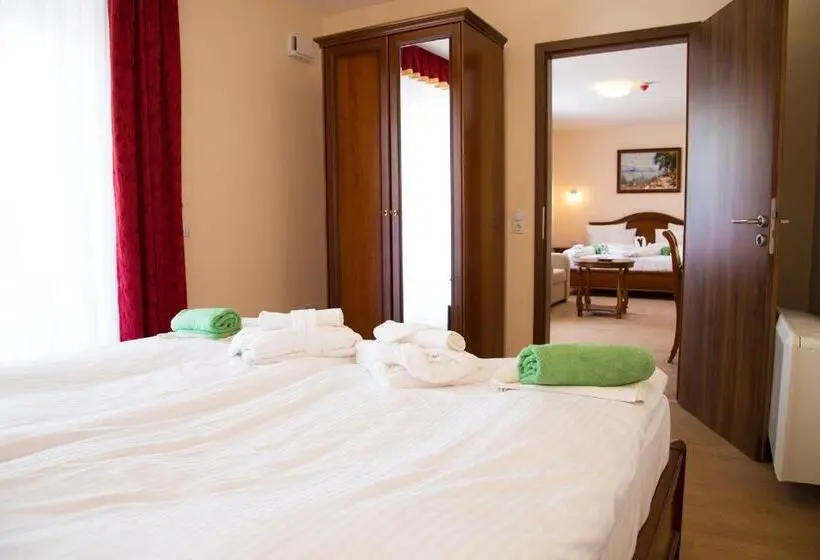 اتاق خانوادگی با چشمانداز باغ, Luxury Hotel Siófok