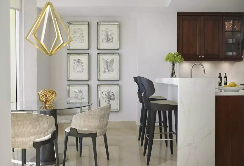 Deluxe Suite Sea View, Acqualina Resort And Residences
