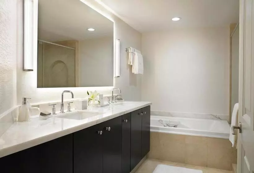 اتاق استاندارد با تخت بزرگ, Acqualina Resort And Residences