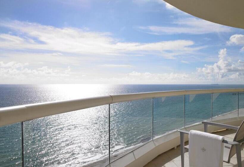 מיטת קינג בסוויטה, Acqualina Resort And Residences