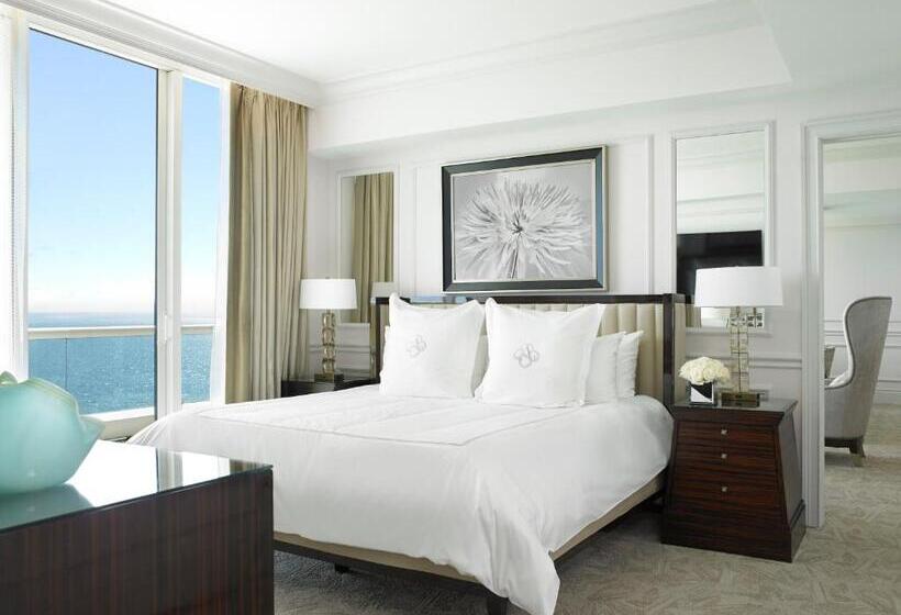 מיטת קינג בסוויטה, Acqualina Resort And Residences