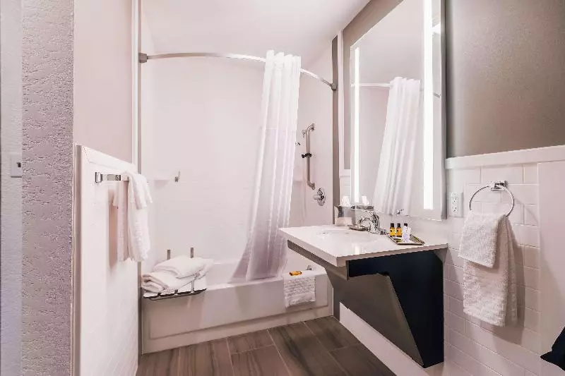 اتاق استاندارد با تخت بزرگ برای معلولان, Best Western Plus Executive Residency Waterloo & Cedar Falls