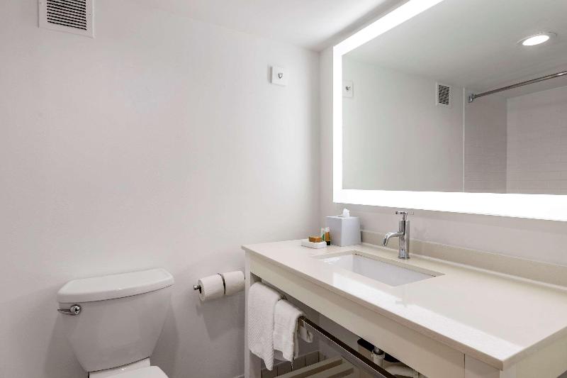 Люкс Кровать Кинг, Clarion Pointe Galveston Seawall