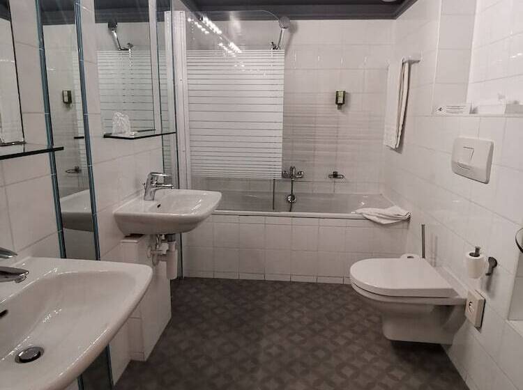 Номер Стандарт, L'hôtel By Hostellerie Du Château