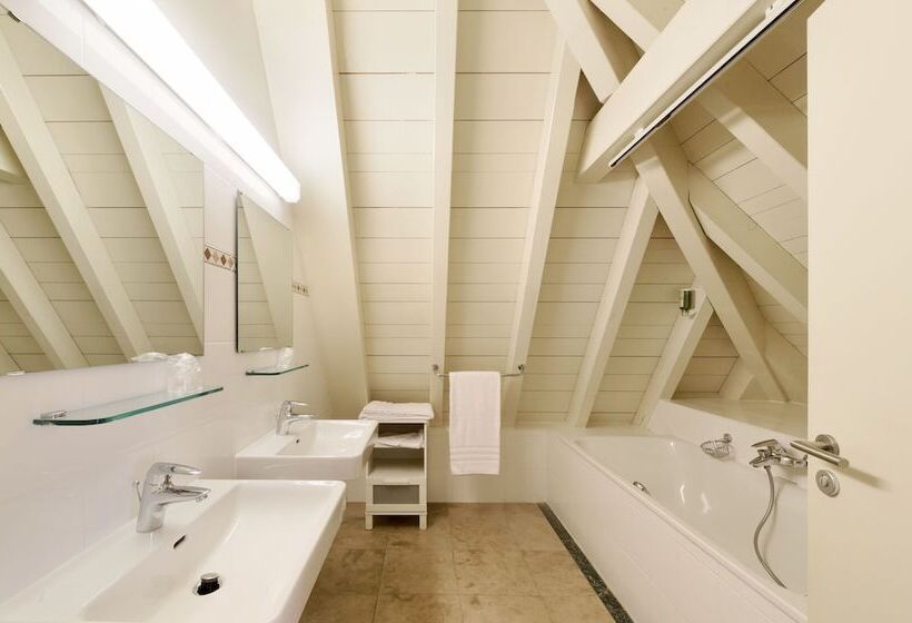 Номер Стандарт, L'hôtel By Hostellerie Du Château