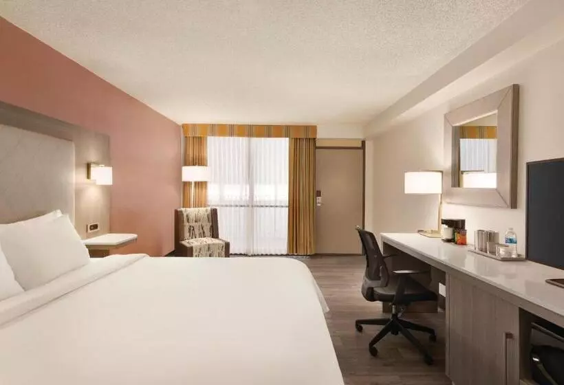 キングサイズベッドのスタンダードルーム, Radisson Hotel Lenexa Overland Park