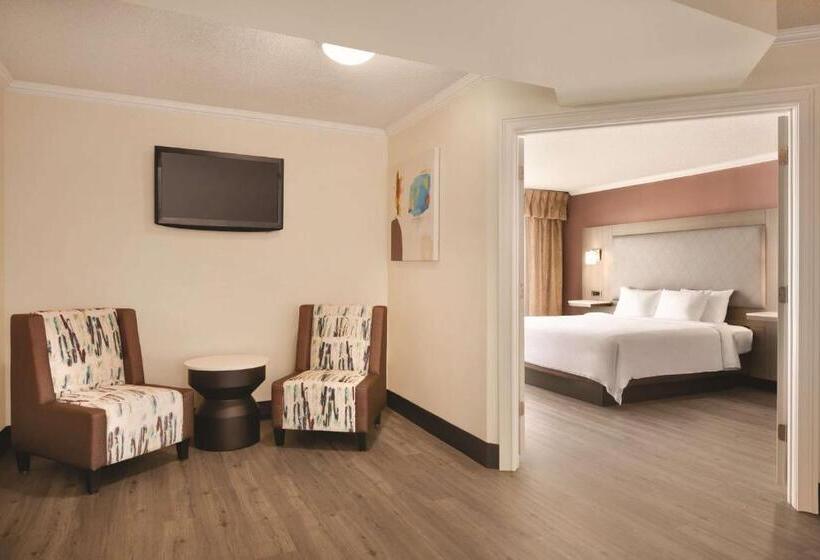 带按摩浴盆的套房, Radisson Hotel Lenexa Overland Park