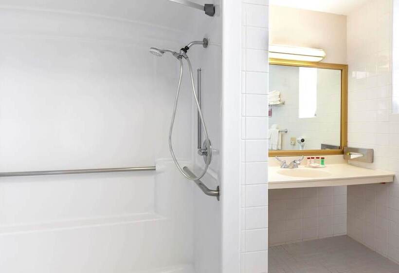 Люкс Адаптированный для Инвалидов, Ramada By Wyndham Jersey City