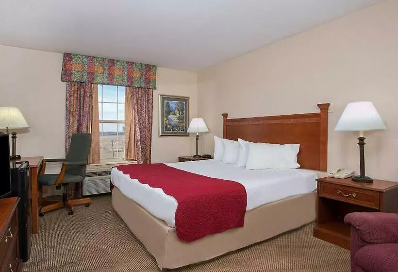キングサイズベッドのスタンダードルーム, Ramada By Wyndham Sparta/at Speedway