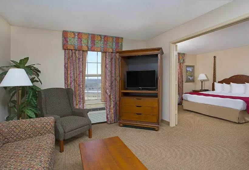 キングサイズベッドのスイートルーム, Ramada By Wyndham Sparta/at Speedway