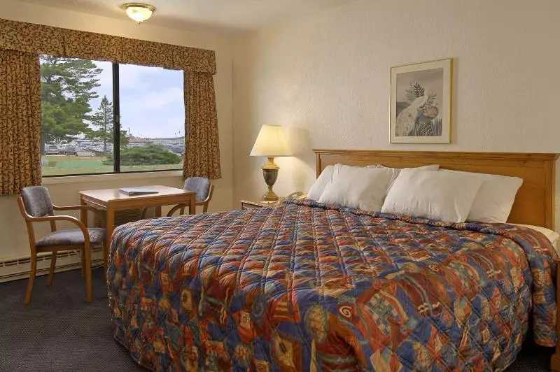 キングサイズベッドのスイートルーム, Ramada By Wyndham Sparta/at Speedway