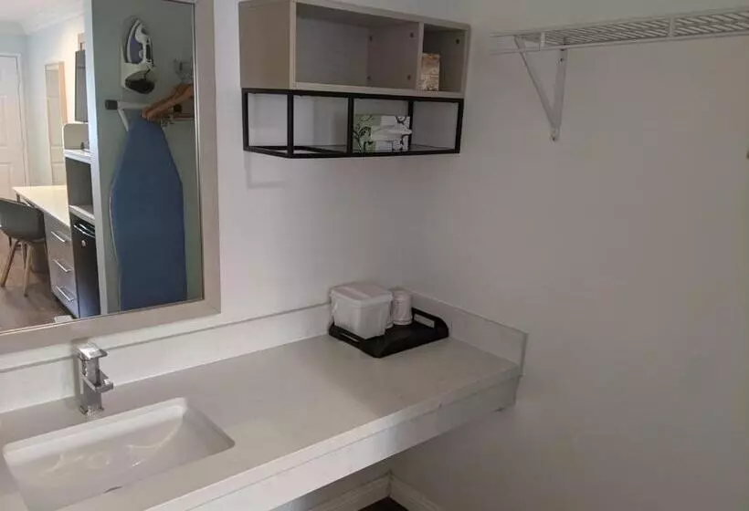 اتاق استاندارد با تخت بزرگ برای معلولان, Ramada By Wyndham Redondo Beach