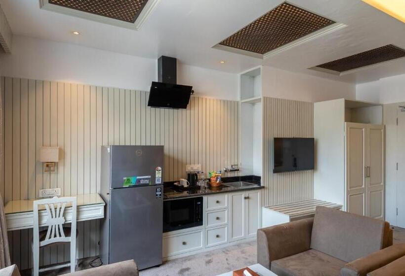 Standard studio with lake view, Grand Boulevard