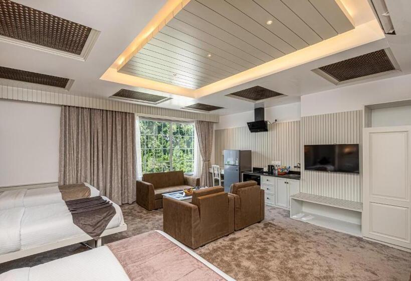 Standard studio with lake view, Grand Boulevard