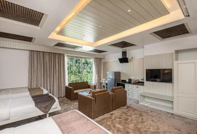 Standard studio with lake view, Grand Boulevard