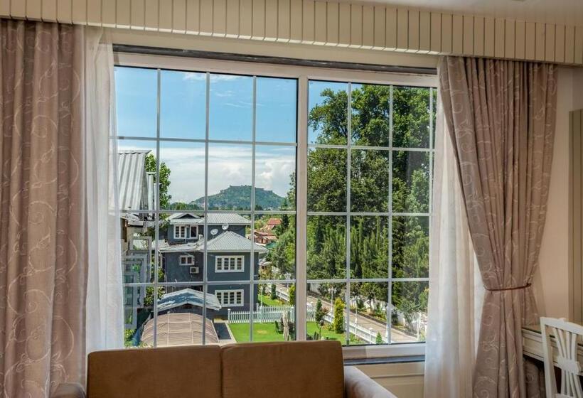 Standard studio with lake view, Grand Boulevard