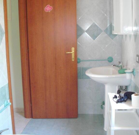 标准三人间, Domu De Palla