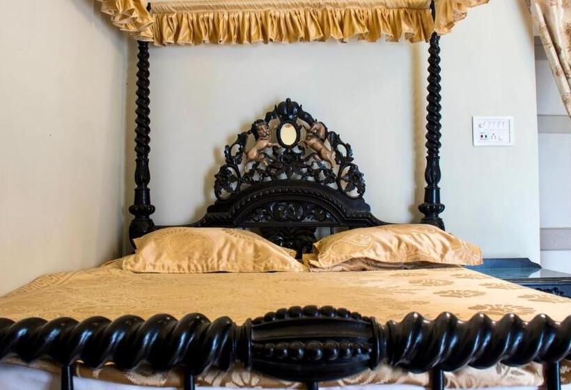 Люкс Кровать Кинг, Cossimbazar Palace Of The Roys
