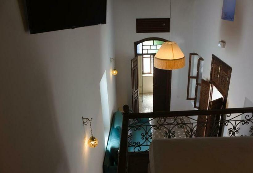 سوییت جونیور, Dar Fama